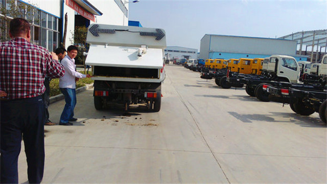 內(nèi)蒙客商正在參觀五十鈴<a href=http://m.jinchen-sh.com/saoluche/ target=_blank class=infotextkey>掃路車</a>