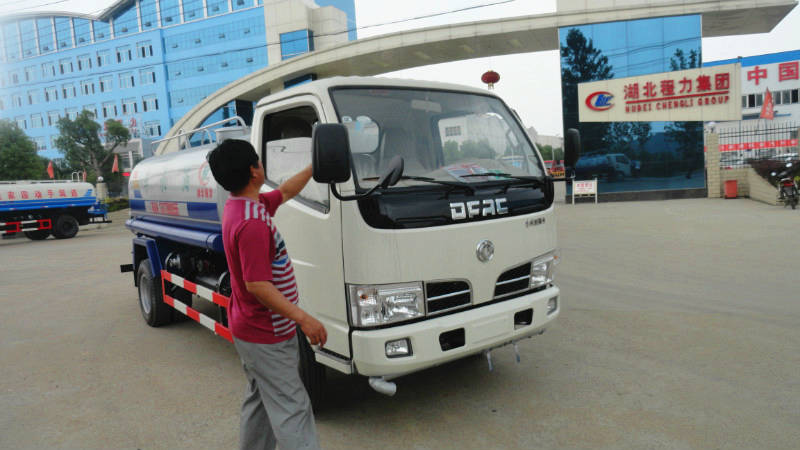 正在給5噸<a href=http://m.jinchen-sh.com/ssc target=_blank class=infotextkey>灑水車</a>做出廠前準(zhǔn)備