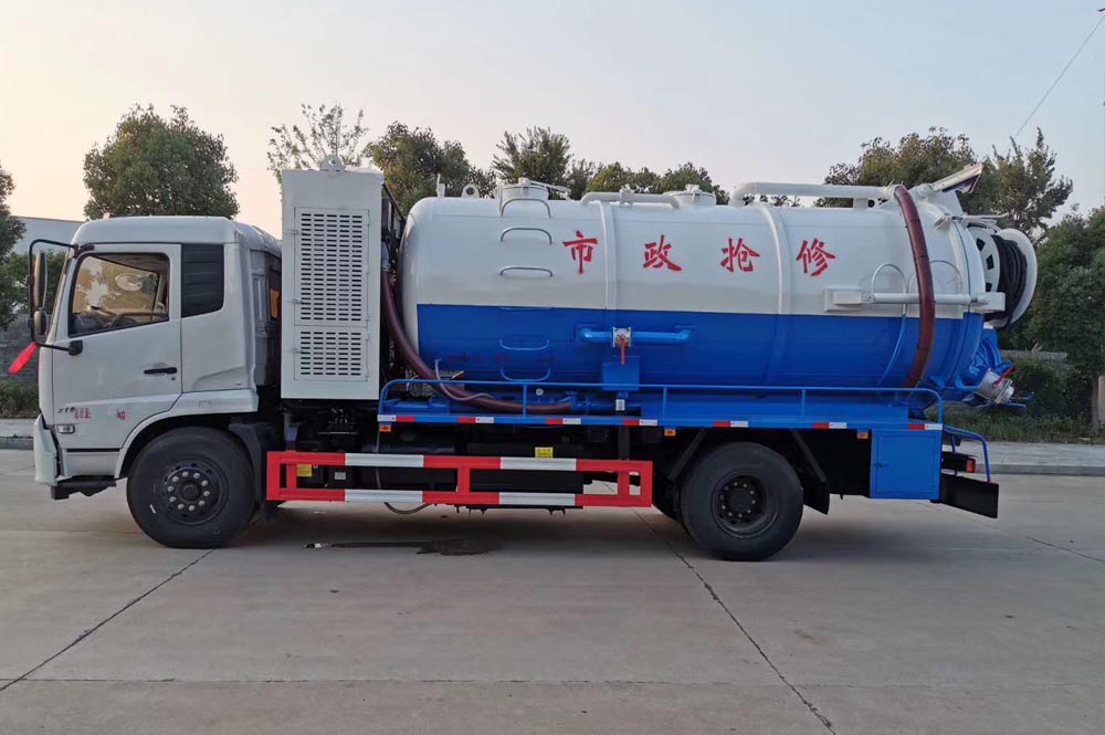 東風(fēng)天錦國六清洗吸污車帶副發(fā)動機(jī)圖片4