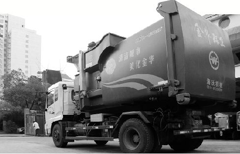 昨天,一輛酷似裝甲車的環衛車照片在金華網民中流傳,金華用上如此帥氣的環衛車,許多網友很好奇。