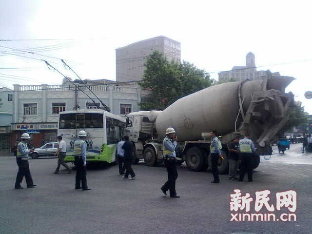 一輛19路電車在新閘路成都北路路口被一輛水泥<a href=http://m.jinchen-sh.com/jbc/ target=_blank class=infotextkey>攪拌車</a>攔腰撞擊，車毀嚴重。通訊員 殷佳維 攝