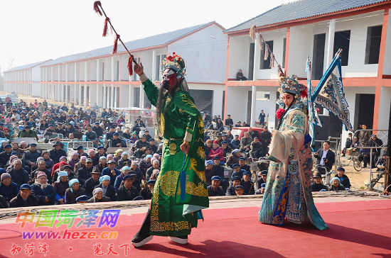 “人大代表號”大型流動<a href=http://m.jinchen-sh.com/wtc/ target=_blank class=infotextkey>舞臺車</a>駛進李村鎮