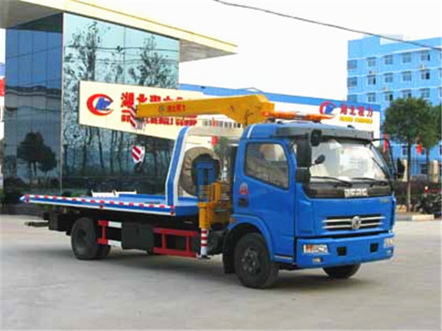 東風(fēng)多利卡平板帶吊清障車(chē)出廠(chǎng)前