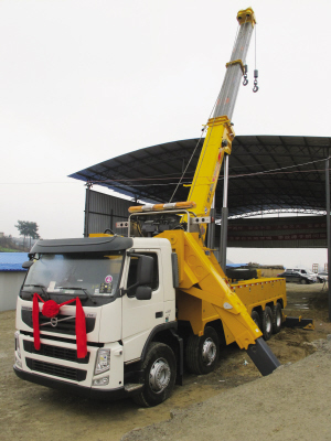 昨日，目前國內最大噸位的道路<a href=http://m.jinchen-sh.com/qzc/ target=_blank class=infotextkey>清障車</a>正式“落戶”貴陽。該清障車車價近300萬元，集吊裝、拖車于一體，最大起吊高度13.2米，最大拖牽重量54噸，最大起吊重量60噸，可安全快速地對交通事故中側翻的重型貨車、重型<a href=http://m.jinchen-sh.com/ygc/ target=_blank class=infotextkey>油罐車</a>等進行起吊、救援和拖運，及時恢復現場交通。曾秦 攝