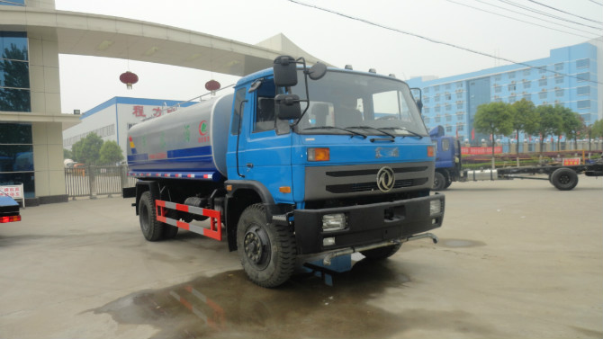 程力廠門 前的東風153<a href=http://m.jinchen-sh.com/ssc target=_blank class=infotextkey>灑水車</a>