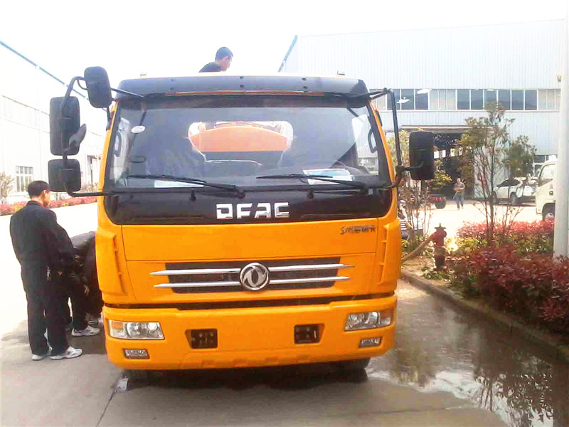 高壓清洗<a href=http://m.jinchen-sh.com/xifenche/ target=_blank class=infotextkey>吸糞車</a>正面圖